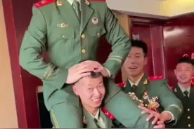#兵哥哥结婚啦 #闹伴郎 #伴郎团接亲 #新婚快乐  兵哥哥婚礼现场视频封面