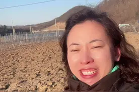 现在韩国农村老龄化越来越严重 种地成本严重增加 导致很多地宁可荒着也不种了 而且像这样的老房子空的也越来越多 村里人口都很少了 年轻人都不回来买地买房了#韩国#农村生活 #海外生活 #农村宅基地新规 @抖音热点 @抖音海外 @抖音短视频 @抖音热点宝视频封面