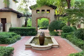 西班牙城堡建筑风格，摩洛哥庭院，喷泉池，花色拱门视频封面