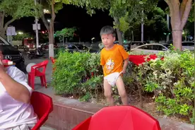 快3岁的宝弟自己小便，惊着我了！发现小孩子出来旅游，长得快呢视频封面