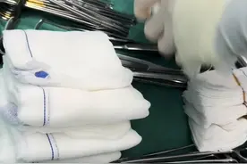 术前清点纱布和器械 #手术室日常 手术开始前，护士老师会清点纱布和手术器械，感受到了强烈的压迫感。#手术顺利 进行这一步必不可少，关切口前任何一件物品数量有误都不能结束手术。#硬核科普健康行动 记得上次有个手术针尖断了，大概是2mm的长度，愣是给找到才关切口，这个真的是规范、细致。#手术室你不知道的事视频封面