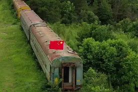 湖北大山废弃火车 湖北红安深山废弃火车，静静的停放在山坡之上，这里曾经发生了什么？红安过去叫黄安，为了新中国成立牺牲了14 万英雄儿女，那么这列火车与红安又有着怎样的一段传奇故事呢？#红安 #旅行大玩家 #铭记历史#航拍 #历史古迹视频封面