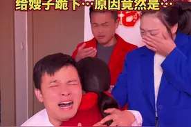 新郎的父母从小就双双离去了，是嫂子一手把它带大的，就像亲生儿子一样，因为他，嫂子一直没有改嫁，在新郎的眼里比亲娘还亲，今天结婚，新郎跪拜嫂子没想到新娘耍性子……新郎一气之下说这个婚不结了，并且改口叫嫂子一声“妈”百善孝为先，大家觉得新郎做得对吗？ #情感视频封面