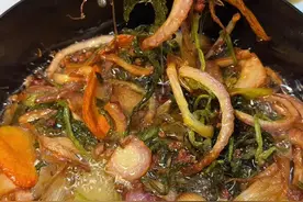 姐妹们要的万能五香料油的教程来啦！一次多做点，拌凉菜，拌馅儿放上点可香啦～#我的厨房日记 #料油 #宝妈#记录日常视频封面