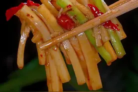 凉拌莲藕 以后家里吃莲藕你就像我这么做，酸辣脆爽又好吃，而且做法也非常简单#凉拌莲藕视频封面