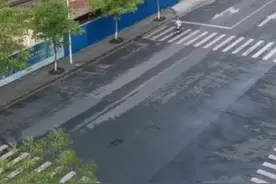 女子每天早上6点多骑车路过大叫，化身“人形闹钟”#人形闹钟叫醒服务 （来源@浮生【阿常】 ）视频封面