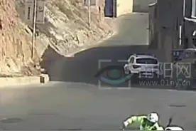 消防员救援路上遇堵车，交警护送时不慎摔倒受伤， 强忍着疼痛完成任务。#监控下的一幕 #交警正能量视频封面
