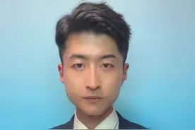 这才是我们该追的星！这对老夫妇，穿着15元的鞋，在家乡捐赠1000万！ #中国首位女空降兵马旭 #马旭为家乡木兰教育事业捐款一千万 #分享正能量视频封面