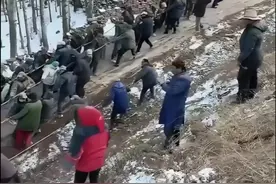 为他们的热心点赞！卡车上不了坡乡亲们合力帮忙 #团结就是力量视频封面