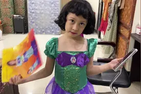 今天妞妞穿上美人鱼的裙子表演一段视频封面