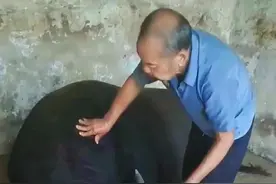 无声的温暖 老爷爷无微不至的照顾着辛苦劳作一天后的老牛，这真是无声的温暖啊。#万物皆有灵性视频封面