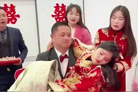 新娘是医生，婚礼前一天晚上还做了一晚上手术，真的是医者仁心，新郎结亲时为了能让新娘多休息一会儿，在不惊醒新婚的情况下，抱着新娘出门，我们一起祝福他们吧！#新婚现场 #感人一幕视频封面