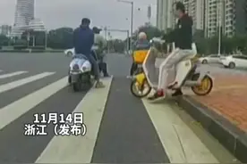 男子骑车撞倒了另一辆车 电动车在他手里好像不受控一样 网友：我作证 他真不是故意的视频封面