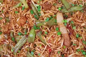 豆角焖面怎么做才口感筋道 不粘不坨，香味十足呢 #豆角焖面 #美食教程 #焖面 #蒸面条 #卤面