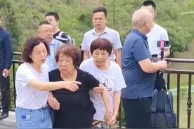 袁隆平夫人在袁隆平墓前追思 一只蝴蝶一直在环绕飞舞