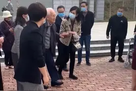 工作保密，与家人联系只能使特殊信箱的三哥终于回到了日夜思念的故乡。#传递正能量#核潜艇之父#黄旭华的深潜 #家#夫妻 视频封面