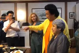 著名女高音歌唱家迪里拜尔上海音乐会后的欢聚，她用其“水晶之声视频封面