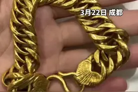 女子在景区游玩时捡到一条150克金项链：一开始以为是玩具，去金店检验后是真金！视频封面