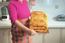 炸面鱼的配比；3斤面粉，1颗鸡蛋，15克的盐，10克的发酵粉，30克的花生油，8克的白糖，5克的食用碱，2两左右的细玉米面，2.4斤的温水#面鱼的做法 #大人小孩都爱吃视频封面