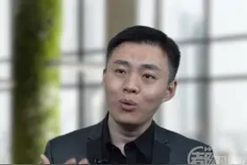 #陶勇拿起科技手术刀  【创事记｜陶勇自述：“我是创业小白，什么坑都趟过”】眼科医生陶勇，重新拿起了手术刀——听闻这个消息，陶勇身边的同行、亲友无不感到欣慰。实际上，陶勇还有另一个尚未被公众熟知的身份——创业者。在采访时，初次创业的陶勇笑着对记者说：“我是创业小白，什么坑都趟过，但是从未想放弃过”, 最近一段时间，陶勇创立的公司开始源源不断接到国际订单。“未来五年，希望世界排名前100的医院里，能有50家用上我们的产品，借着北京打造国际科创中心的东风，将我们中国原创的精准诊疗技术推向全球。”陶勇给自己定下了这样的目标。#新时代首都发展巡礼  #北京创新密码视频封面