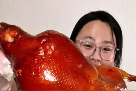 真的想像每个姐妹安利烤鸭皮蘸白糖。一定要是咯吱咯吱的白砂糖！北京烤鸭是没有味道的，蘸白糖就是甜甜的油，蘸酱就是咸咸的油。我认为蘸白糖好吃！#晒美食是对平凡生活的热爱 #谁懂这一口的好吃程度 #烤鸭 @抖音美食视频封面