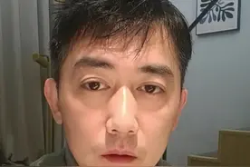 包容才是上海的底气！ 两名男子由于地铁拥挤发生争吵。会说上海话的男子怒吼外地人“不会上海话来上海干啥？”相比“来了就是深圳人”一句话能成事也能坏事！包容才是城市的底气和底色！#地铁上的一幕 #语言暴力到底有多可怕 #上海话 #地域歧视视频封面