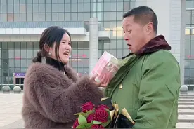 老婆在广东打工三年了，今天终于回来了，还给我带了礼物，她说把家里的房子盖好了，又要回去上班了，说等来年底再跟我买一辆奔驰，听到这话瞬间好心疼，她为这个家实在是付出太多了…埃#情感#夫妻感情@空白锅•K99视频封面