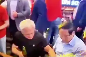 范明正和黄仁勋在没内36街喝十元一杯的街边啤酒#黄仁勋 #越南#范明正#河内#英伟达视频封面