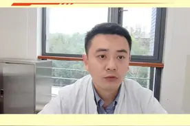植入式心律转复除颤器（Implantable Cardioverter - Defibrillator，ICD），用于治疗严重的心律失常，能自动检测异常心律并发放电脉冲来纠正心律。 ICD通过电极导线感知心脏的电活动。当检测到室性心动过速（心脏跳动太快，频率常超过100次/分且起源于心室）或心室颤动（心脏电活动极度紊乱，心室无法有效泵血）等致命性心律失常时，ICD会根据设定好的程序做出反应。如果是室速，它首先会尝试用抗心动过速起搏，也就是发送快速的电脉冲来终止室速，使心律恢复正常。要是检测到心室颤动，ICD会释放高能量电击（除颤），让心脏所有心肌细胞去极化，终止混乱的电活动，让心脏的窦房结重新主导心律，恢复正常心跳节律。#ICD #除颤仪 #肥胖 #心脏骤停 #硬核健康科普行动视频封面