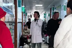 带妈妈来医院换药时，看到他打着电话在走廊中来回穿梭，终于理解他为什么不找同行结婚，而选择一个没有学历也没有工作的我！因为无论他何时回到家，至少都有一桌热饭等着他，他也能心无旁骛做好他的工作！他真的太累了，早饭忙的也没来及吃就跑医院开交班会，只要到了医院一下就不会闲着！医护人员这份职业被很多人羡慕着，但是很多人不知道他们每天都有加不完的班，开不完的会，考不完的试，读不完的书，看不完的病人，我深知他的辛苦与不易，所以他只需要安心上他的班服务好病人，家里的一切放心交给我，我会尽量把我们的家庭管理好，在背后默默支持他，做他的精神支柱，让我们这个家变得更好！#医生老公的日常视频封面