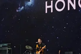 荣耀真的把现场几个大哥唱哭了…没有男人能拒绝Beyond！大合唱海阔天空 #荣耀新品发布会 #荣耀magic7 #荣耀赵明入驻抖音视频封面