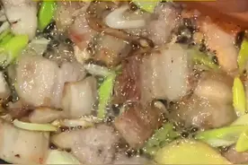 五花肉茄子西红柿炖土豆秘法（其实就是费功夫） 1⃣️最好用很厚的铁锅、铸铁锅，锅厚非常非常重要，厚的铁盖密封住水分也很重要～  2⃣️三个人吃就半斤五花肉（一个人吃就125克五花肉），一个圆茄子切块儿（圆茄子比长茄子好吃）、一个土豆切丁、一个西红柿；  3⃣️小火慢煎20分钟五花肉片儿，这一步要非常有耐心，一片片挨个翻面煎到油脂都出来，出油以后放一些葱花姜片继续煎，这样等于煎出来非常美味的葱油～  4⃣️20分钟后肉煎至视频里这种油脂都出来差不多了（最好买那种有机黑猪，没猪味儿只有肉香），然后把切块儿的的茄子放进来炒，茄子放进来就大火，一个圆茄子切开非常大，不要急，慢慢的翻炒，让每一块儿茄子都均匀沾上猪油，慢慢的翻炒，慢慢把火拧半火继续翻炒，茄子软一点了，放盐，把茄子里的水杀出来。  5⃣️茄子里的水杀出来一些了，锅里有些小油水了，放土豆丁和西红柿块儿、放白砂糖和盐，把西红柿里的水继续杀出来，这个西红柿你最后看不到它的，它会被熬成西红柿酱入味儿。  6⃣️小半火持续翻炒，茄子和西红柿里的水完全出来以后会看到非常多水份，这个时候再放一些酱油，然后把铸铁锅多盖子盖上。开始小火慢炖1个小时，就是不要让水份出来，让茄子和西红柿里的水留在锅里炖土豆。  7⃣️一个小时的时间慢慢炖，可以打开盖子翻炒几次，确定水足够，不要糊锅，所以铸铁锅真的好，水份根本不跑走。  8⃣️这道菜从头到尾用时1.5小时，看起来家常其实非常费功夫，但是无敌的香，随便吃，猪油很健康，高温不会产生反式脂肪酸，中医认为一勺猪油等于一碗补药，猪油可以利三焦水道，益肾利小便润肠，而且全家一起吃分到个人头上没多少油的。调料只有盐、酱油、白糖相对干净。  很多人讨厌吃茄子，因为茄子如果不这么炖就有种味道，我也不喜欢吃。  这道菜非常下饭，热量也不会很高😄 #吃不胖的秘密 #生活化减脂 #合理饮食营养均衡 #吃家常菜能减肥吗 #吃肉不长肉视频封面