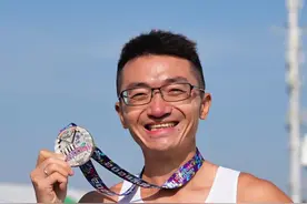 今年最后一场马拉松赛，东莞C区突围～ 说说你2025年目标，随一双跑鞋+完赛T恤+完赛拖鞋！#比赛现场 #因为热爱所以坚持 #东莞马拉松 #抖音送你去跑马视频封面