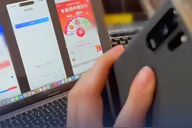 “一天流水20亿元”！手机抽奖疯狂敛财，套路太深！ 【#315晚会曝光  ｜“一天流水20亿元”！#手机抽奖疯狂敛财套路太深  ！】#手机抽奖公司号称一天流水20亿元  记者发现，在电子发票第三方服务平台“诺诺网”开发票，提交发票信息之后，页面会自动跳转至“大转盘”小游戏。点击抽奖，系统随即提示“抽中大奖”，奖品是“200元话费券”。诺禾网络科技有限公司负责人毫不避讳地承认，200元话费券、自动续费以及白酒推广，这类业务本质上就带着诱导属性，甚至还有欺诈嫌疑，“基本上一天的流水在20亿元左右。”（央视财经）视频封面