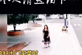 小男孩为了救阿姨一下给面前的这位叔叔跪下，他的这个举动感动了所有人，令人情不自禁的泪流满面#爱的传递#让爱永存🙏🙏正能量满满视频封面
