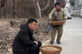 搞笑卖花生#幽默段子 #逗你一笑😅😅😅烦恼忘掉 #看一遍笑一遍 #每日一笑视频封面