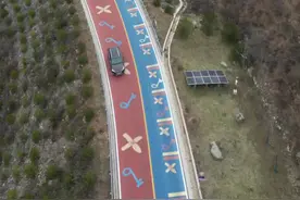 全程免费，此生必驾一次“太行音乐公路”，全程太行音乐公路是太行一号公路唯一的音乐公路，位于山西晋城陵川县马圪当乡老李掌北侧240米。南太行免费自驾游路线：这条路线有山有水有冰瀑布：起点河南辉县上午峪南桥三叠瀑～紫霞关隧道～进入山西武家湾～双底村～红豆杉大峡谷小壶口瀑布～黑毛沟大峡谷～怪窟窿～横水～太行一号音乐公路～锡崖沟～棋子山、八戒像～浙水古村～鹅屋天生桥～黄崖底72拐～柿园水库～天柱沟大峡谷，分段导航即可到达自驾游风景。#中国最适合自驾游的公路推荐 #太行一号旅游公路 #山西#旅行推荐官视频封面