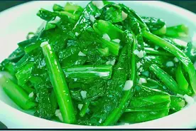 饭店的油麦菜原来是这样炒的，怪不得碧绿爽脆好吃不出水，收藏了视频封面