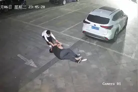 年度最佳地面艺术#监控下的一幕 #酒后行为艺术家 #万万没想到