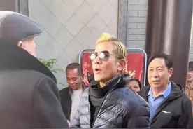 郭富城陪方媛回老家，给外公等亲戚拜年发红包！#郭富城 #郭富城方媛 #明星故事 #娱乐评论大赏 #娱乐播报台视频封面