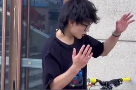 我就问你公路车能不能下楼梯，评论区聊一会儿#公路车视频封面