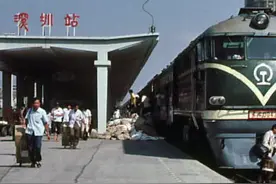 80年代的深圳，当时候的深圳，到处是热火朝天的建设场景，小小的渔村逐渐蜕变，展现出无限的可能，成为如今的大都市，离不开外来务工人员们辛勤劳作，为这座城市的崛起挥洒着汗水，这就是 80 年代充满活力的深圳！#在深圳的日子 #熟悉的地方 #绿皮火车 #城市记忆 #时隔多年视频封面