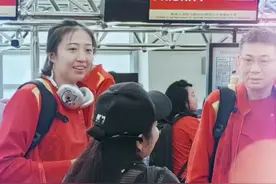 网友在厦门高崎机场偶遇中国女排出征巴黎奥运会！  #中国女排视频封面