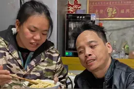 爱的相伴 爱不一定要完美，能够坚守就是爱#人间有爱 #一生守候一生陪伴 #爱的陪伴 #残疾人也有真爱 #DOU上热门 @DOU+小助手视频封面