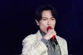 “我咽下心酸的苦，再累也不能哭，身后还有人等我守护，现实再多残酷，压力难以背负，可是我清楚我不能认输…”#好歌推荐 #歌词句句入心视频封面
