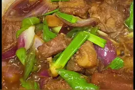 高压锅红烧排骨 准备高压锅放入植物油、放香料炒香，加焯过水的排骨，摇匀炒香一下、加一勺老抽、两勺生抽摇匀至排骨上色，加入二两清水，盖盖上汽之后转中火压10分钟，自然泄压后开盖收汁，加入蒜头、大葱、洋葱、辣椒煮至断生就可以出锅了。高压锅红烧排骨香香辣辣的特别入味。#口感特别好 #大口吃肉 #排骨视频封面