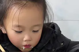 当妈的都知道，孩子吃饭这件事，操碎了心。每一顿饭都像是一场艰难的战役，喂饭喂到崩溃大哭。可这样追着喂，孩子啥时候能长大？别再把孩子的成长“喂”没了，培养自主进餐，才是给孩子最好的爱。#创作灵感 #只有宝妈才懂吧 #自主进食的宝宝最可爱 #不挑食的乖宝宝 #谁家的孩子这么爱干饭视频封面