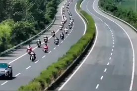 15号重庆摩博会迎来了全国各地的摩友，有点像几十万大军浩浩荡荡入朝的感觉，场面壮观。#感受骑行的独特魅力视频封面