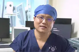 介入医生为了防辐射穿铅衣，为什么患者不穿 #介入 #铅衣 #辐射 #硬核健康科普行动 #郑大一附院视频封面