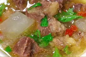 俗话说得好：“夏天吃牛肉，越吃越长寿”夏天就要多吃点牛肉补一补，今天就用牛肉做一道适合夏天吃的菜，能大口吃肉又能大口喝汤#冬瓜炖牛肉#牛肉汤